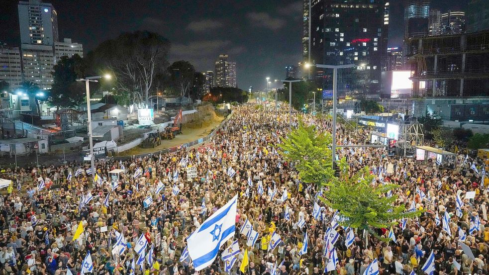 Trotz andauernder Massenproteste hält Israels Regierung an ihrem Kurs fest. Foto: Ariel Schalit/AP/dpa