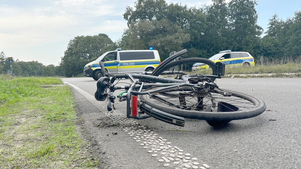 An der Kreuzung in Marienheil gab es an diesem Freitagnachmittag einen schweren Unfall. Ein Radfahrer hat nach ersten Informationen der Polizei beim Überqueren der Straße ein Auto übersehen. Foto: Ammermann