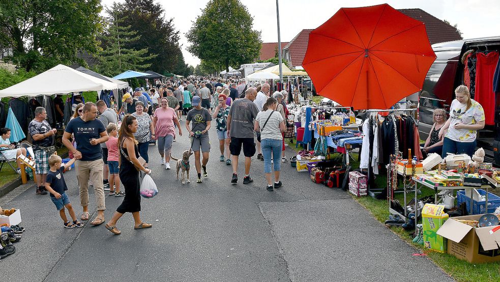 Kleidung, Spielzeug, Porzellan, Gläser, Bücher, Kurioses, beim Flohmarkt am Jannburger Weg in Wiesmoor gab es für die Besucher vieles zu entdecken. Foto: Stromann