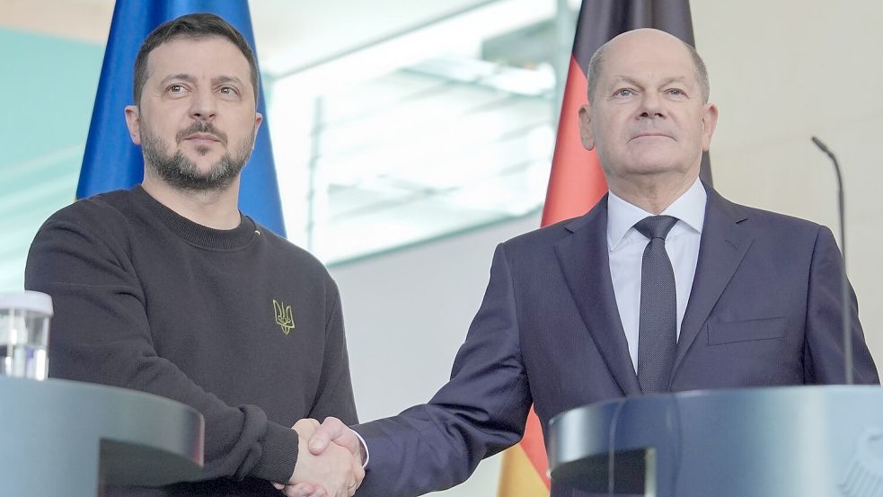 Bundeskanzler Olaf Scholz (rechts, SPD) ist für mehr diplomatische Bemühungen zur Beendigung des Ukraine-Kriegs und betonte sein gutes Verhältnis zum ukrainischen Präsidenten Wolodymyr Selenskyj. Foto: Michael Kappeler/dpa