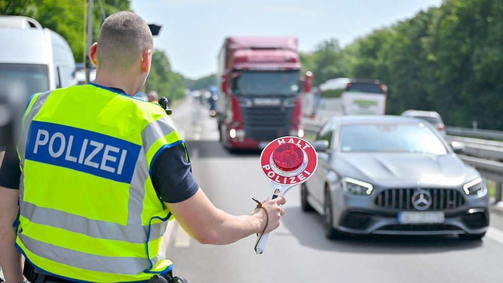 Union besteht auf Zurückweisung von Flüchtlingen an der Grenze. (Symbolbild) Foto: Patrick Pleul/dpa