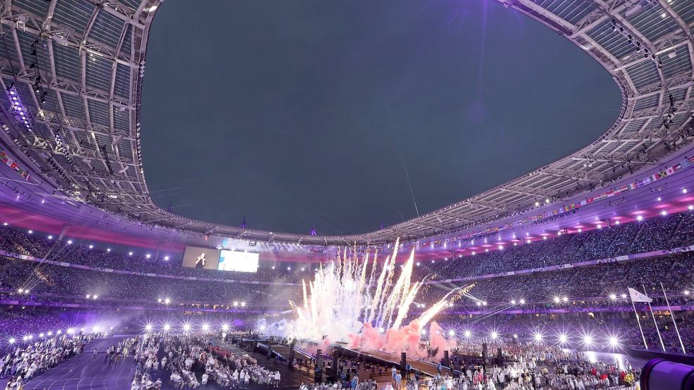 Die Abschiedszeremonie im Stade de France hat begonnen. Foto: Jens Büttner/dpa