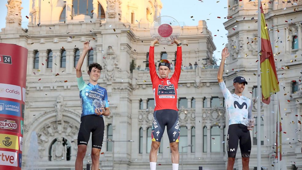 Primoz Roglic feiert seinen vierten Gesamtsieg bei der Vuelta. Foto: Rafael Bastante/EUROPA PRESS/dpa