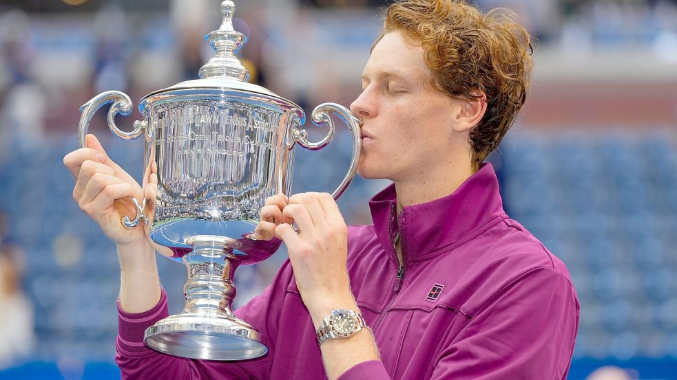 Jannik Sinner feiert den Titel bei den US Open emotional. Foto: Kirsty Wigglesworth/AP/dpa