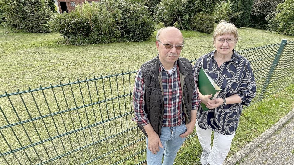 Diese grüne Fläche soll zu Wohnmobil-Stellplätzen werden. Jose Hausmann und Hella Arends haben stellvertretend für die Bürgerinitiative Einspruch eingelegt. Foto: Heinig