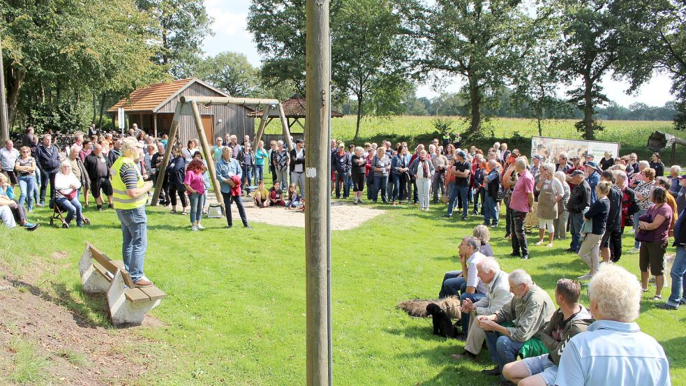 Rund 120 Bürger kamen zur Demo auf dem Amerikaplatz in Hesel. Foto: Oltmanns