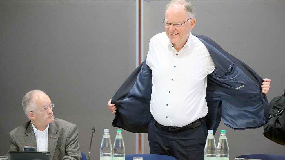 Jörg Mielke (links), Chef der Staatskanzlei, muss demnächst nochmal im Ausschuss aussagen über die von Ministerpräsident Weil beförderte Mitarbeiterin. Foto: dpa/Julian Stratenschulte