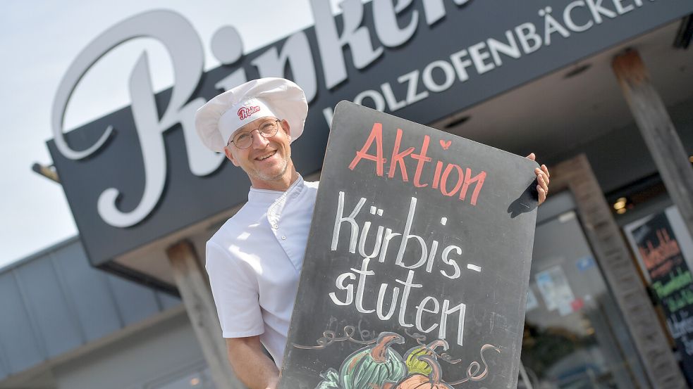 Jörg Ripken passt das Angebot in seiner Holzofenbäckerei an die aktuelle Saison an. Derzeit in der Aktion: Der Kürbisstuten. Foto: Ortgies