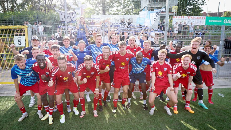 Jubel der Kickers-Mannschaft nach dem Sieg in Hamburg. Foto: Doden, Emden