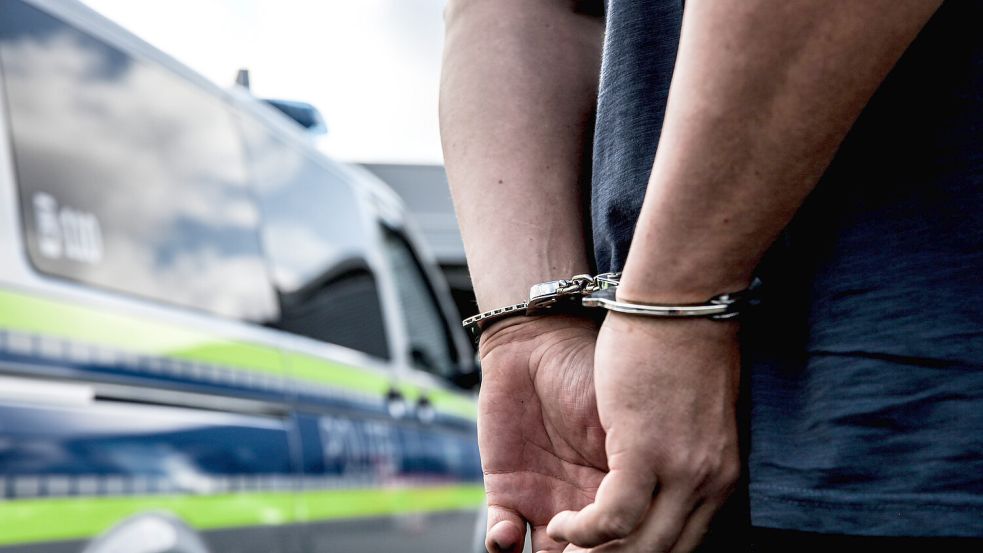 In Bremen hat ein 38-jähriger Mann mit einer Axt auf seinen Vater eingeschlagen. Die Polizei ermittelt wegen versuchten Totschlags. Foto: imago images / Fotostand