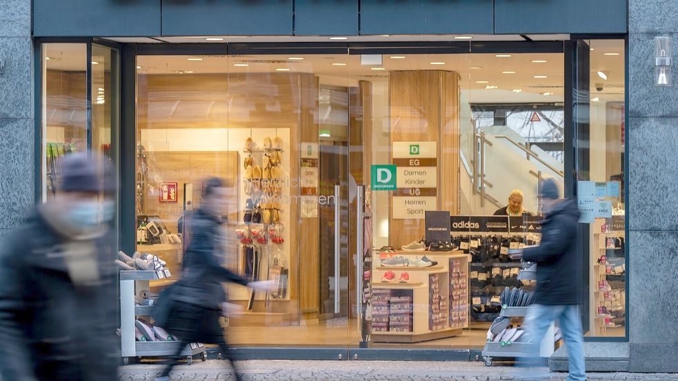 Der Schuhhändler Deichmann interessiert sich für die Schuh-Markenrechte von Esprit. (Archivbild) Foto: Monika Skolimowska/dpa