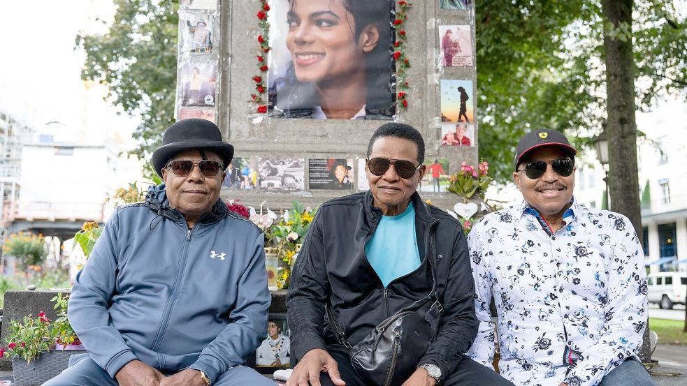 Tito, Jackie und Marlon Jackson haben anlässlich ihres Deutschlandkonzerts in München erstmals das Denkmal für ihren Bruder Michael besucht, der 2009 starb. Foto: Lennart Preiss/dpa