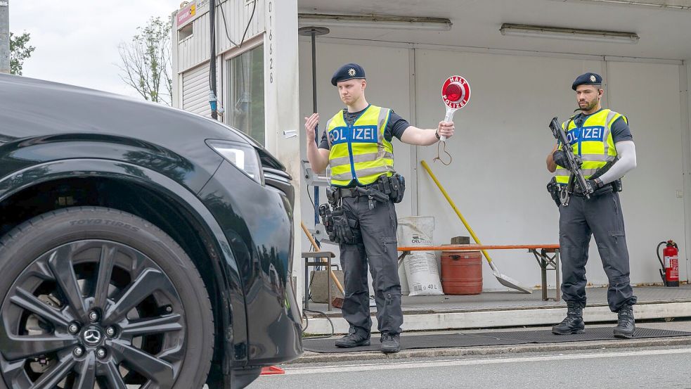 Grenzkontrollen der Bundespolizei am Grenzübergang der Autobahn A8 zwischen Österreich und Deutschland nahe Salzburg (Archivbild) Foto: Peter Kneffel/dpa