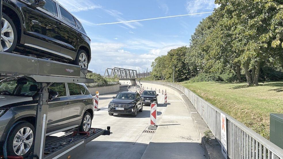 Seit Montagmorgen kann die Trogstrecke in Emden einspurig wieder befahren werden – die Fahrtrichtung ist von der Nesserlander Straße kommend zur Petkumer Straße. Foto: Weiden