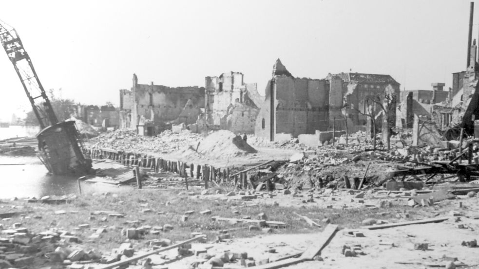 Die Emder Innenstadt wurde am 6. September 1944 fast vollständig zerstört. Dieses Foto zeigt die Osterbutvenne. Foto: Bildarchiv Dietrich Janßen