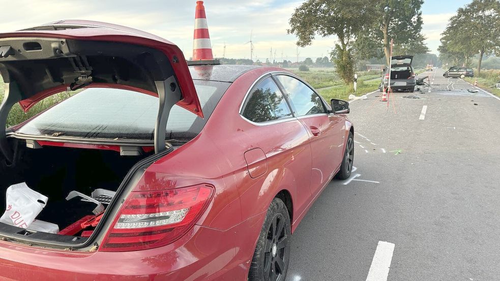 Die Auricher Straße war komplett gesperrt – am Montagmorgen waren vier Fahrzeuge zusammengestoßen. Foto: Böning