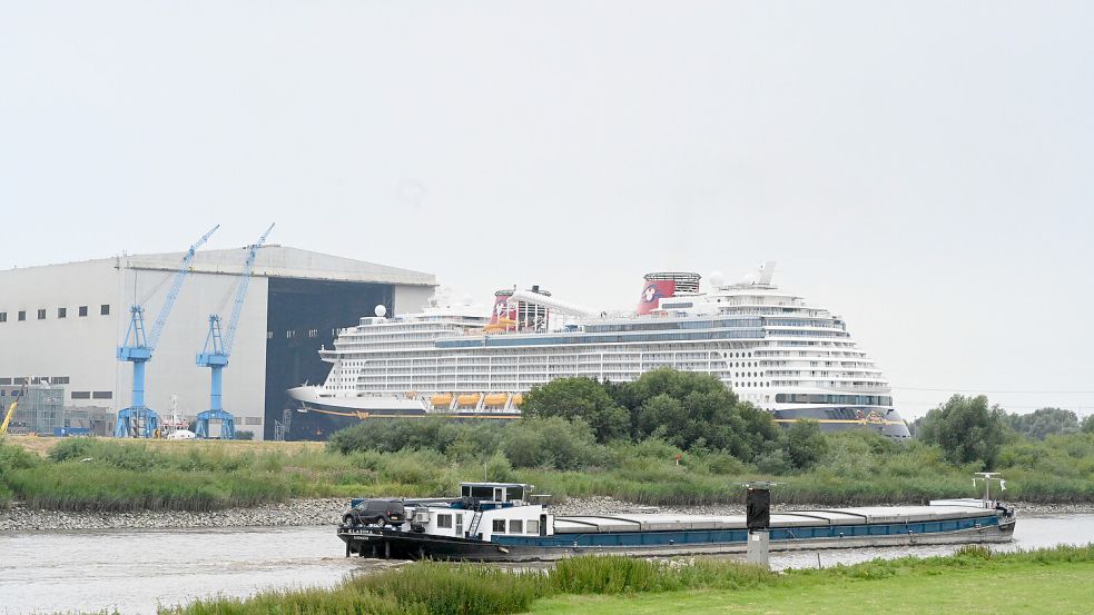 Die Meyer Werft in Papenburg baut Kreuzfahrtschiffe. Das Unternehmen steckt in der Krise. Foto: Lars Penning/dpa