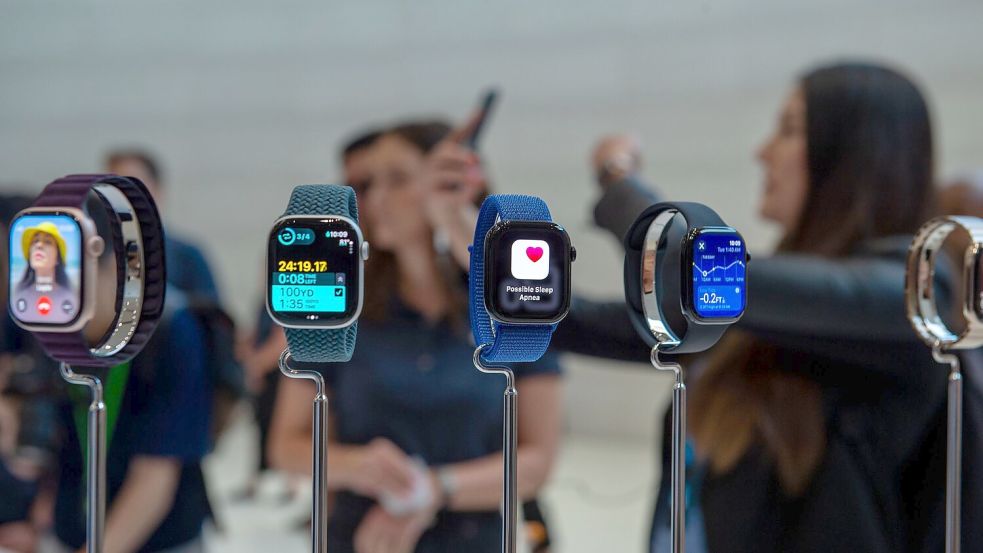 Die Apple Watch kann jetzt auch Schlafapnoe erkennen. Foto: Andrej Sokolow/dpa