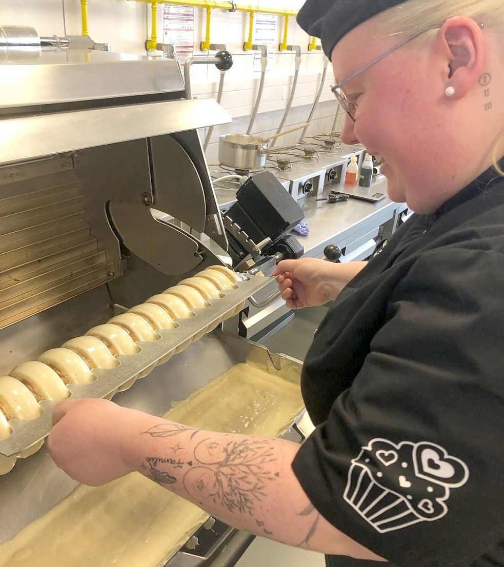 Zur Herstellung von Baumkuchen braucht es Fingerspitzengefühl. Das hat Sarah Schweerke.