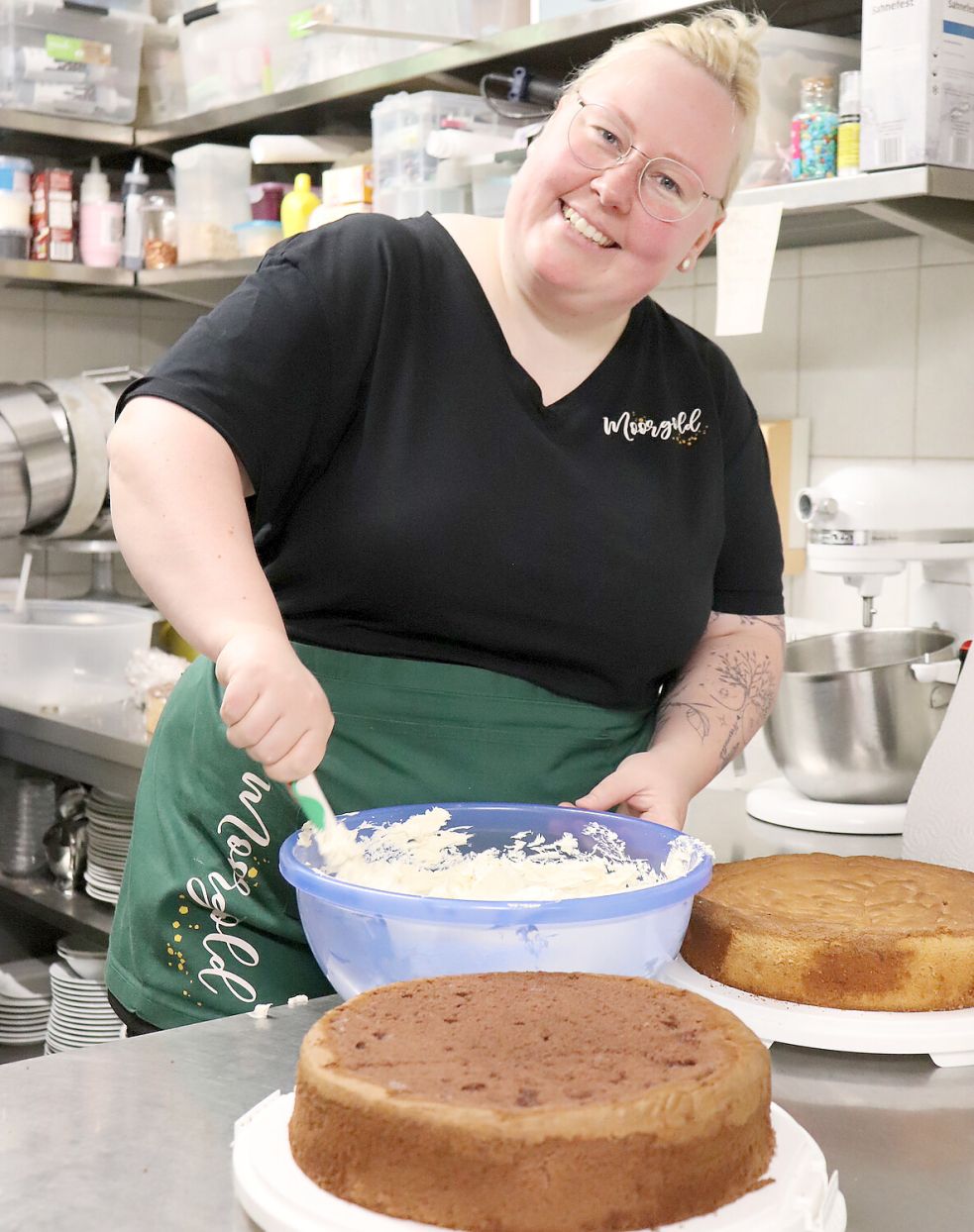 Die leckeren und individuellen Tortenkreationen von Konditorin Sarah Schweerke sind gefragt. Hier rührt sie Buttercreme für die Füllung an.