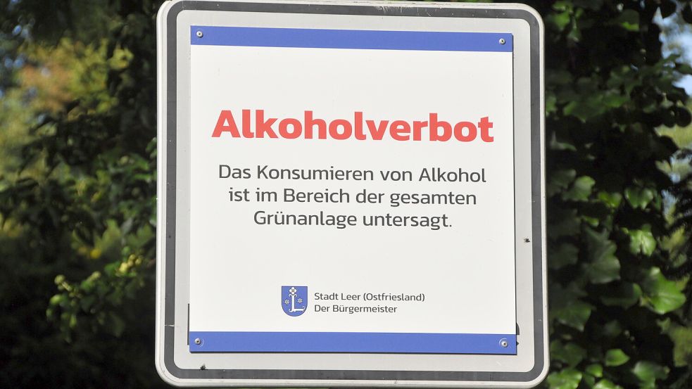 Ein Schild weist jetzt auf das Alkoholverbot hin. Foto: Wolters