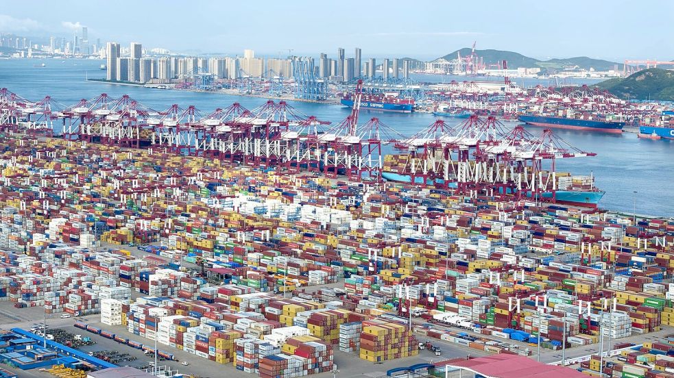 Im Hafen der chinesischen Stadt Qingdao herrscht viel Betrieb. Chinas Exporte legen zu. Foto: Li Ziheng/XinHua/dpa