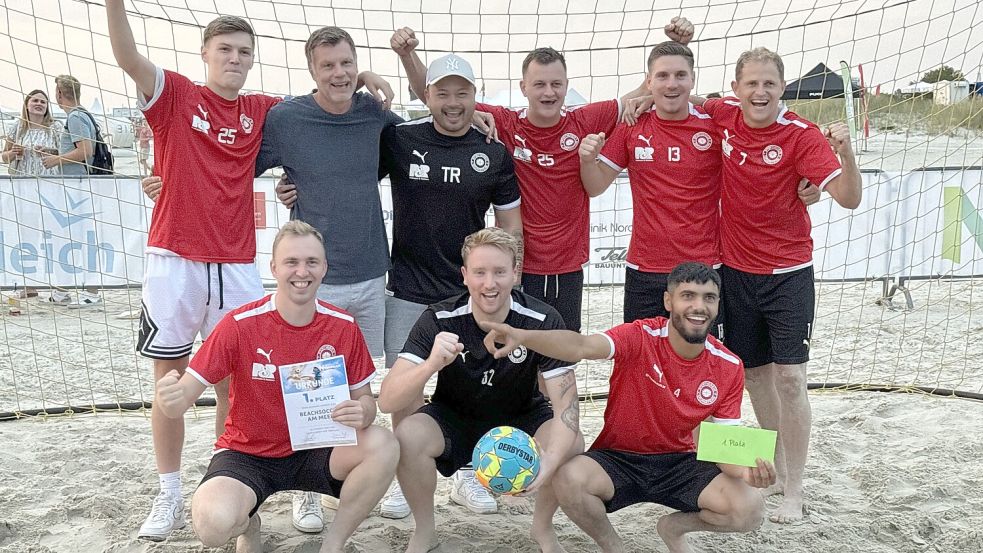 Jubelfoto mit Europameister Thomas Helmer: Mit dem Sieg im Qualifikationsturnier hat sich der SV Großefehn sein Ticket für das Beachsoccer-Turnier am Sonnabend gesichert. Foto: Rebecca Kresse