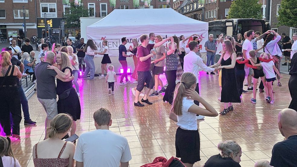 Das Tanzparkett auf dem Neuen Markt war beim ersten Event „Emden tanzt“ bis in den späten Abend gut gefüllt. Foto: Timo Hommers