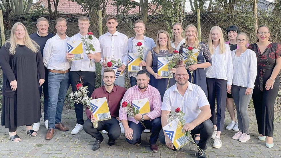 Das Foto zeigt die Absolventen und ihre Lehrer (stehend, von links): Yvonne Heinze, Christoffer Ihnen, Jost van Züren, Oliver Gontjes, Tjado Ringena, Kevin Macknow, Katahrina Grund, Nicole Wiese, Yvonne Thieme, Liza Hannen, Lara Meenken, Yvonne Reinhold und Astrid Hajok sowie (knieend, von links): Kenneth Tholen, Ardi Tusha und Thorsten Blüthmann. Foto: privat