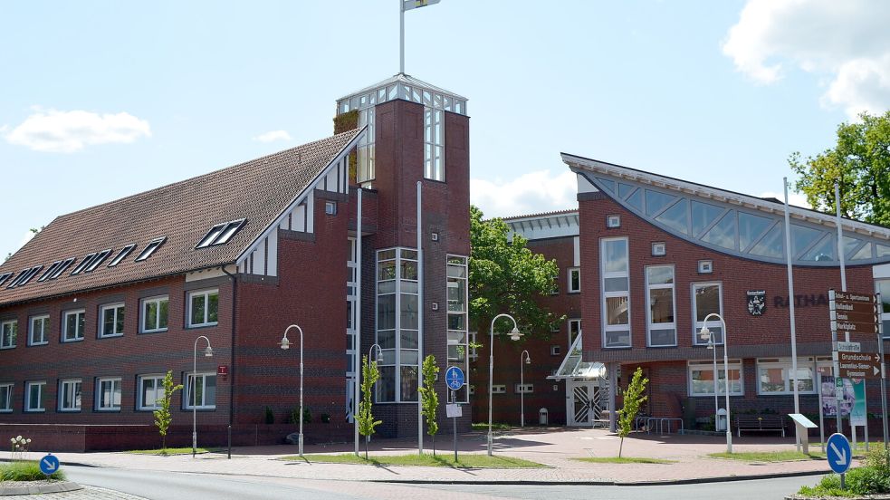 Das Rathaus der Gemeinde Saterland in Ramsloh. Dort wird nach den Bedrohungen gegen Bürgermeister Thomas Otto zumindest vorübergehend ein Sicherheitsdienst tätig sein. Archivfoto: Fertig