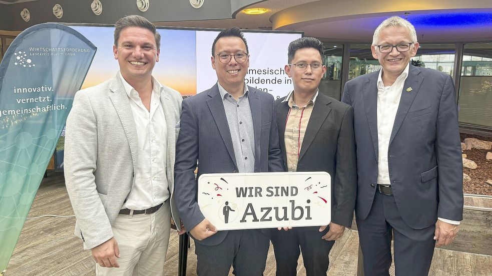 Jelto Müller (von links), Philip Nguyen und Bao Doan von der Agentur iAzubi sowie Landrat Olaf Meinen freuen sich über ihre erfolgversprechende Kooperation.