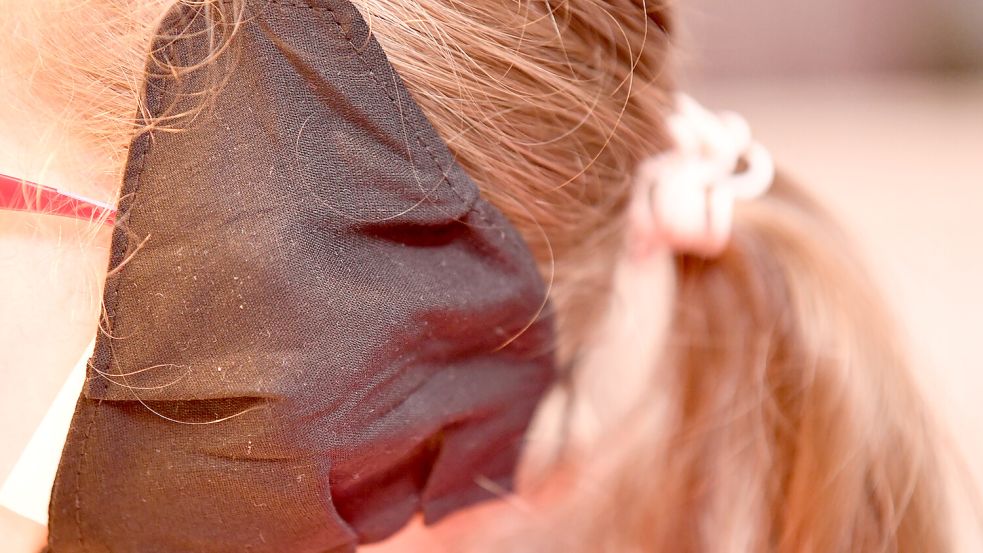 Das blutende Ohr dieses Mädchens konnte offenbar nicht in der Notaufnahme des Emder Krankenhauses versorgt werden – und auch nicht in den Krankenhäusern Aurich und Leer. Die Eltern mussten mit dem Kind nach Oldenburg fahren. Foto: Ellinger