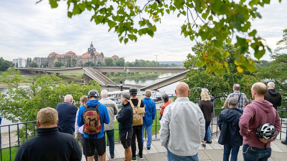 Hier fährt erstmal nichts mehr: Bis auf Weiteres bleibt die Brücke komplett gesperrt. Foto: Robert Michael/dpa