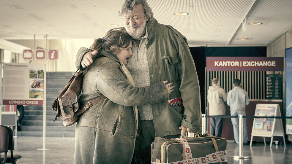 Ruth (Lena Dunham) ist mit ihrem Vater Edek (Stephen Fry) nach Polen gereist. „Treasure - Familie ist ein fremdes Land“. Ab Donnerstag, 12.09. neu in den Kinos. Foto: ©ANKE NEUGEBAUER / Seven Elephants GmbH