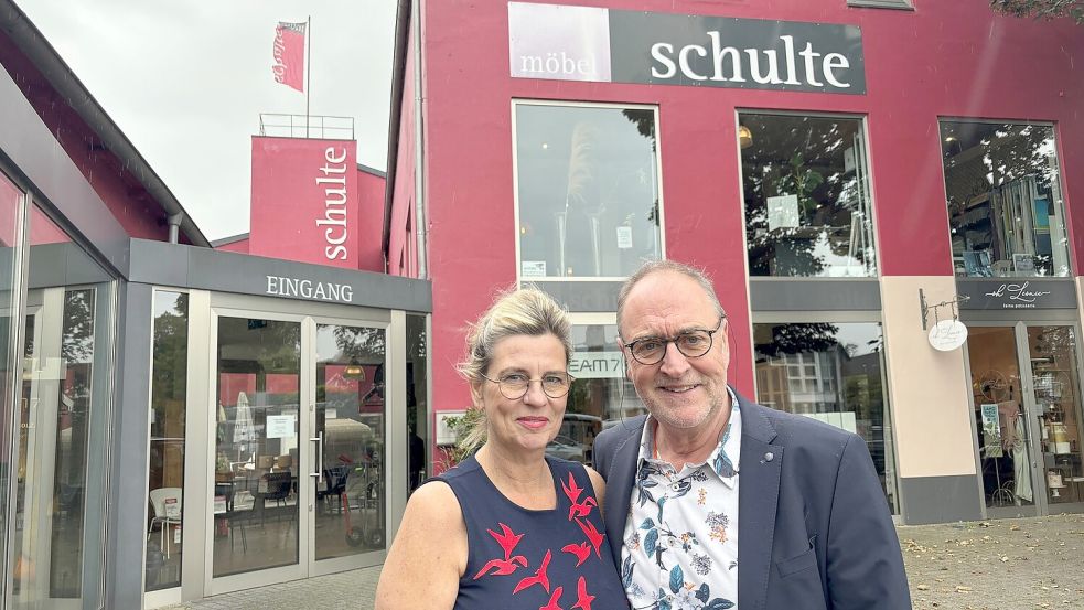 Astrid und Bernd Paffen sind die Inhaber von Möbel Schulte. Jetzt schließen sie das Geschäft. Foto: Bothe