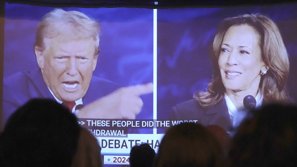 Ein Bild spricht Bände: Millionen Menschen verfolgen das TV-Duell von Donald Trump und Kamala Harris auf den Bildschirmen. Foto: picture alliance/dpa/AP/Robert F. Bukaty