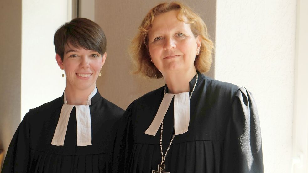 Regionalbischöfin Sabine Schiermeyer (rechts) ordinierte Julia Uelsmann zur Pastorin der Kirchengemeinden Werdum-Neuharlingersiel und Buttforde. Foto: privat