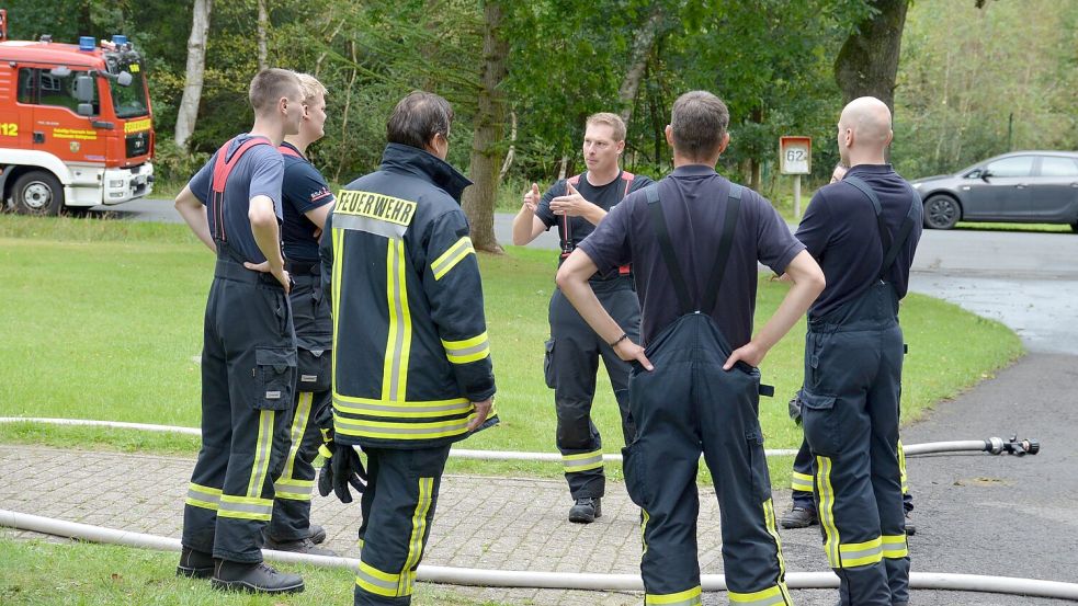 Ausbilder Hilko Eiben (Mitte) erklärte den Teilnehmern den Umgang mit dem Strahlrohr.