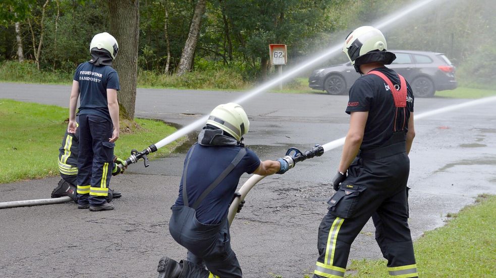 Im Anschluss setzten die Feuerwehrleute die Theorie in die Praxis um. Fotos: privat