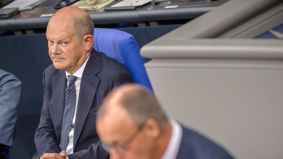 Scholz bietet Merz im Bundestag die Fortsetzung der Migrationsgespräche an, der will aber nicht. Foto: Michael Kappeler/dpa