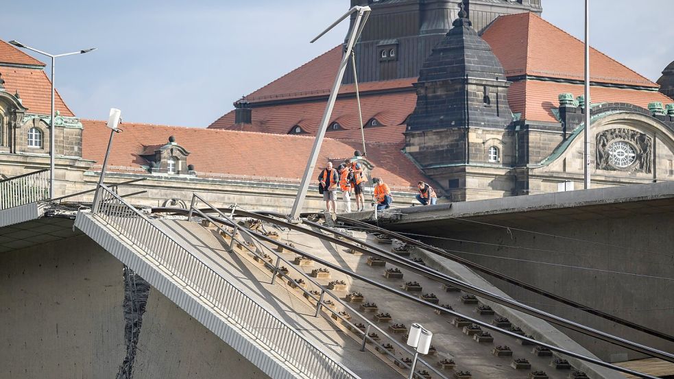 Wo Minuten zuvor noch Straßenbahnen führen, ist ein Teil der Brücke zusammengebrochen. Foto: Robert Michael/dpa