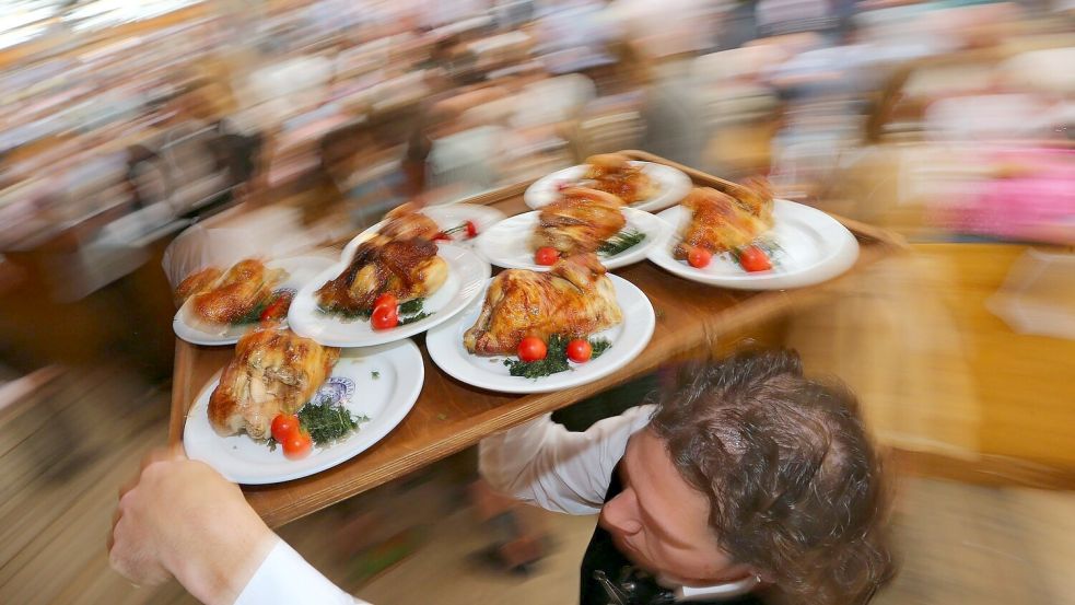 Wirte wollen die Chancen zu mehr Ökoprodukten - etwa Bio-Hendl - auf dem Oktoberfest prüfen. (Archivfoto) Foto: picture alliance / Karl-Josef Hildenbrand/dpa