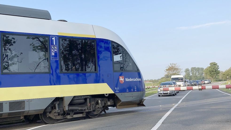 Die Nordwestbahn auf dem Weg von Jever nach Wittmund. Foto: Oltmanns