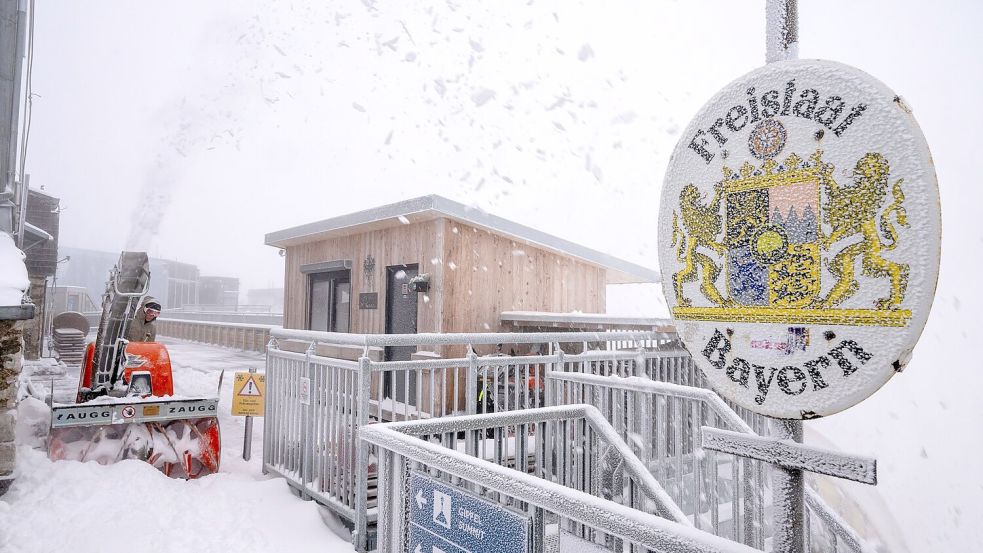 Das ist er - September-Neuschnee auf der Zugspitze. Foto: Peter Kneffel/dpa