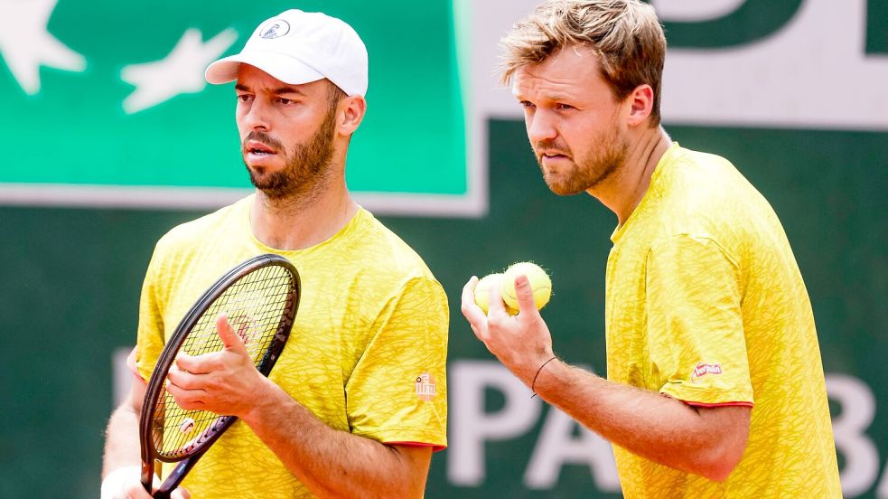 Tim Pütz (l) und Kevin Krawietz setzten den Schlusspunkt beim Erfolg der deutschen Davis-Cup-Herren gegen Chile. Foto: Frank Molter/dpa