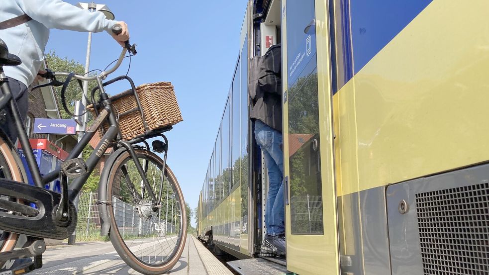 Passagiere gehen am Wittmunder Bahnhof an Bord der Nordwestbahn. Foto: Oltmanns