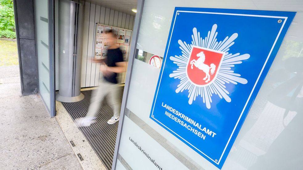 Nach Veröffentlichung eines neu entdeckten Videos sind beim Landeskriminalamt Niedersachsen neue Hinweise zu dem gesuchten früheren RAF-Mitglied Burkhard Garweg eingegangen. (Archivbild) Foto: Julian Stratenschulte/dpa