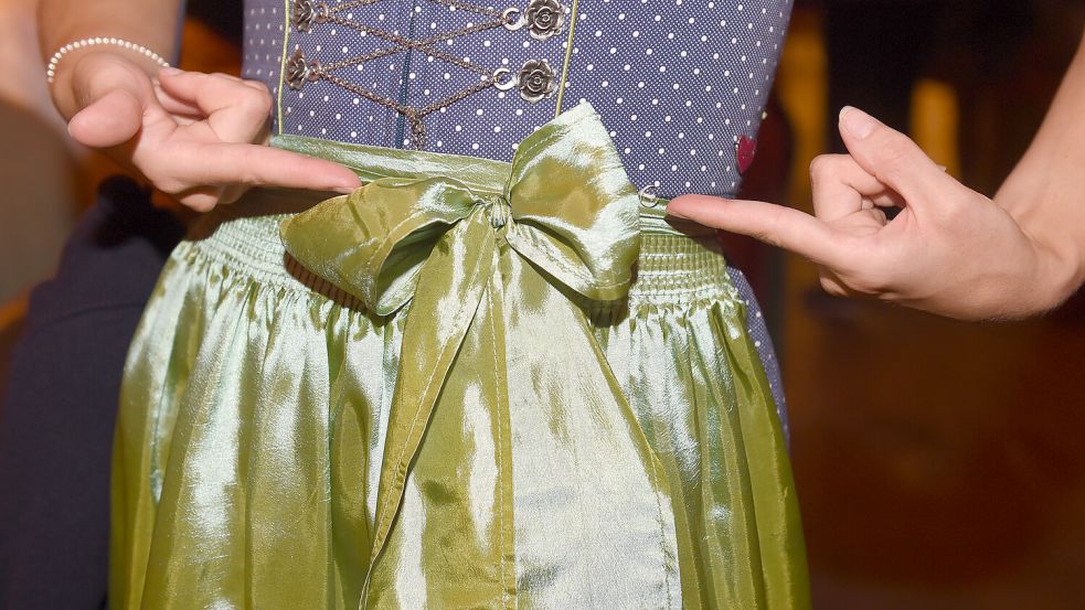 Die Oktoberfest-Saison beginnt bald und dann tragen viele Frauen Tracht. Die Position der Schleife ist deuten auf den Beziehungsstatus der Frau hin. Foto: dpa/ Felix Hörhager