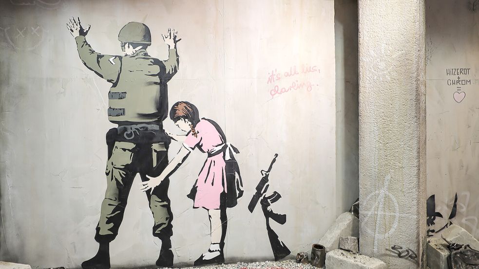 Eines der Banksy-Motive, die in Hamburg zu sehen sind. Foto: Cofo Entertainment