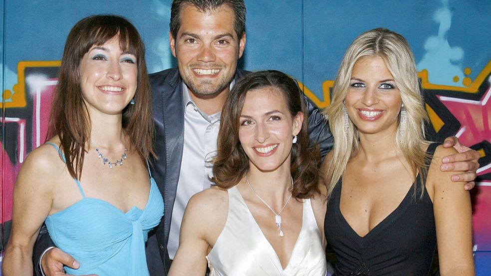 Die Schauspieler (l-r) Maike von Bremen, Daniel Fehlow, Ulrike Frank und Susan Sideropoulos posieren 2007 in Berlin während der Party zum Jubiläum der RTL-Fernsehserie „Gute Zeiten, schlechte Zeiten“ (GZSZ) hinter einer Torte. Foto: dpa